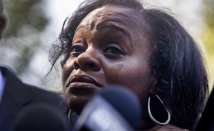 Julia Jackson, la mère de Jacob Blake, appelle au calme le 25 août 2020 alors que son fils a été grièvement blessé par la police.