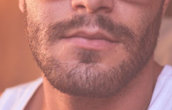 «Il faut faire très attention »... La greffe de barbe, un business qui pousse (et les dérives qui vont avec)