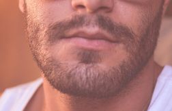 La greffe de barbe, un business qui pousse (avec ses dérives)