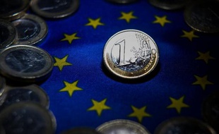 La zone euro profitera cette année d'une embellie économique, en engrangeant une croissance légèrement meilleure que prévu et en évitant la déflation