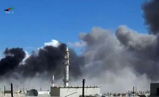 Image tirée d'une vidéo diffusée par Homs Media Center le 30 septembre 2015 montrant des frappes aériennes russes sur la ville de Talbisseh, dans la province syrienne de Homs