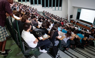 Des étudiants dans un amphithéâtre, photo d'illustration.