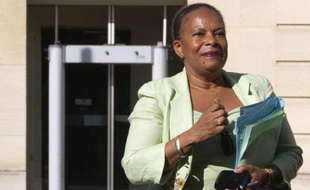 Le projet de loi ouvrant le mariage aux couples homosexuels leur permettra d'adopter "dans les mêmes conditions que les hétérosexuels", mais ne prévoit pas d'élargir l'accès à la procréation médicalement assistée, précise Christiane Taubira dans un entretien à paraître mardi dans La Croix.