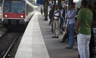 Usagers sur le quai du RER B (illustration)