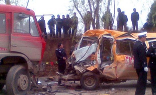 Une collision dans le nord-ouest de la Chine entre un camion et un minibus scolaire avec 64 personnes à bord a fait mercredi 20 morts, dont 18 enfants, ont annoncé les autorités locales.