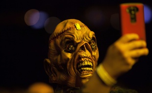 Fan masqué d'Iron Maiden lors du concert du groupe à Denver en avril 2016