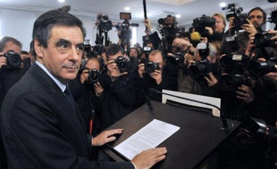 François Fillon a contre-attaquémardi en annonçant la création d'un groupe parlementaire réunissant ses soutiens, une façon de rester dans la maison UMP mais en faisant "chambre à part" jusqu'à un nouveau scrutin, dixit le filloniste Dominique Dord.