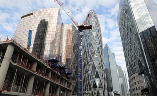 Un immeuble en construction dans le quartier de la Défense, à Paris (image d'illustration).