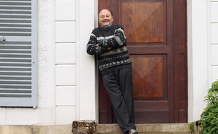 Michel Tournier devant sa maison de Choisel (Yvelines), en avril 2005.