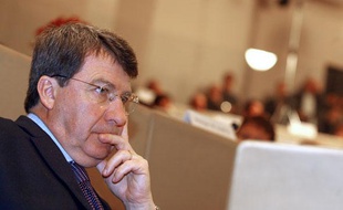 L'ancien ministre du Travail Xavier Darcos (UMP) a été battu au second tour de l'élection régionale en Aquitaine. Ici, lors l'assemblée plénière au conseil régional d'Aquitaine, le 26 mars 2010 à Bordeaux.