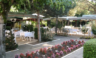 Une terrasse fleurie accueille les clients.