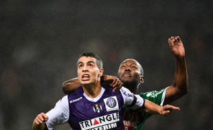L'attaquant du TFC Wissam Ben Yedder devant le défenseur de Saint-Etienne Kevin Théophile-Catherine, le 28 février 2015 au Stadium de Toulouse.