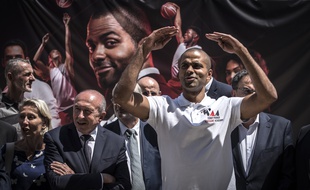 Tony Parker, ici en juin 2018 aux côtés de Gérard Collomb, lors de la pose de la première pierre de son académie de basket à Gerland.