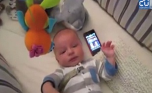Ce qui calme ce bébé, c'est la musique de Star Wars.