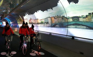 Un tunnel de près de 2 km réservé aux piétons, vélos et bus, agrémenté de vidéos et effets sonores, a été inauguré jeudi soir à Lyon, une "première mondiale" selon la ville, qui dévoilait l'ouvrage la veille de la traditionnelle fête des Lumières.