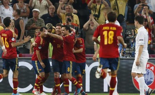 Les joueurs espagnols fêtent leur 2e but face à la France, en quart de finale de l'Euro 2012, le 23 juin 2012, à Donetsk (Ukraine).