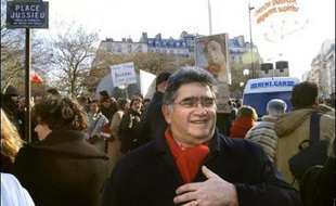 La candidate socialiste à la présidentielle Ségolène Royal a estimé mardi que le désaveu du socialiste Claude Allègre à son égard allait "peut être l'aider" vis-à-vis des enseignants.