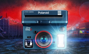 L'appareil photo instantané OneStep2 aux couleurs de la série Stranger Things.
