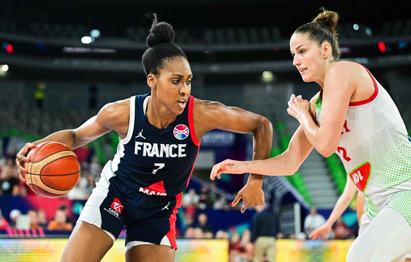 Sandrine Gruda face à la Hongroise Virag Kiss lors de la finale pour la 3e place de l'Euro de basket, le 25 juin 2023 à Ljubljana (Slovénie).