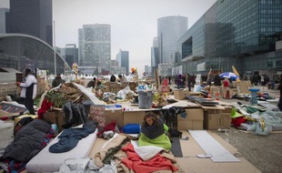 Vingt-trois "indignés" qui s'étaient rassemblés entre le 4 et le 27 novembre sur le parvis de la Défense ont annoncé avoir déposé plainte mardi au parquet de Nanterre, estimant avoir été victimes de "violences illégitimes et disproportionnées" de la part des forces de l'ordre.