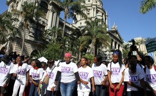 Des centaines d'activistes défilent contre le Sida en marge de la 21eme conférence internationale sur le Sida, à Durban, le 18 juillet 2016