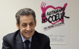 Les "clients" du centre de distribution des Restos du coeur du XVe arrondissement de Paris n'en sont pas revenus. A deux jours de Noël, ils ont reçu jeudi la visite de Nicolas Sarkozy, venu saluer le "travail exceptionnel", en pleine crise, de l'association fondée par Coluche.