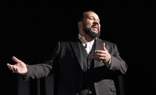 Le polémiste Dieudonné au Théâtre de la Main d'Or à Paris le 11 janvier 2014. (Archives)