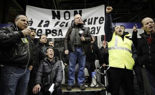 Le syndicat majoritaire de l'usine d'Aulnay-sous-Bois et le maire socialiste de la ville ont appelé mercredi PSA à mettre "un coup d'accélérateur" pour éviter aux 3.000 salariés de se retrouver à Pôle Emploi après la fermeture du site, prévue début 2014.