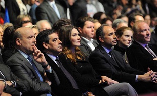 De gauche à droite: Alain Juppé, François Fillon, Carla Bruni-Sarkozy, NKM et Brice Hortefeux au meeting de Marseille (Bouches-du-Rhône) le 19 février 2012.