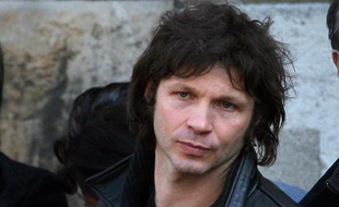 Le leader du groupe Noir Désir, Bertrand Cantat (C), quitte l'église de Saint-Germain-des-Prés, après les funérailles d'Alain Bashung, à Paris, le 20 mars 2009.