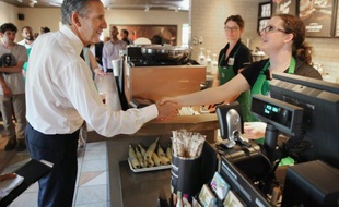 Le PDG de Starbucks, Howard Schultz, salue une employée dans un magasin de la chaîne à Charleston, en Caroline du Sud, le 19 juin 2015