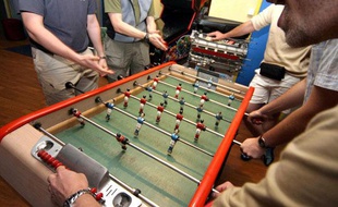 Des joueurs de baby-foot en 2005.