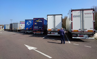 Le routier a proposé à un jeune couple de dormir dans la cabine de son camion, alors que lui-même allait dormir avec un collègue.