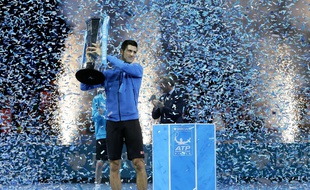 Novak Djokovic soulève son 4e trophée du Masters d'affilée, le 22 novembre 2015 à Londres.