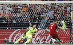 Ronaldo en pleine séance de tirs contre la Pologne, lors de l'Euro 2016.