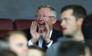 Sir Alex Ferguson se marre bien dans les tribunes d'Old Trafford avant le coup d'envoi de Manchester United-Zorya Luhansk, en Ligue Europa, le 29 septembre 2016.