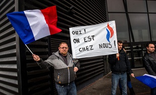 Des militants FN manifestent devant le Cinéville d'Hénin-Beaumont.