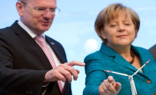 Angela Merkel et le président de l'entreprise EnBW, faisant la démonstration d'une éolienne le 2 mai 2011.