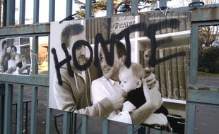 L'exposition de lutte contre l'homophobie a été l'objet de plusieurs actes de vandalisme.