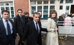 Nicolas Sarkozy et Carla Bruni-Sarkozy lors du premier tour de la primaire de droite le 20 novembre 2016. JACQUES WITT/SIPA