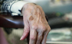 Une personne âgée à son domicile