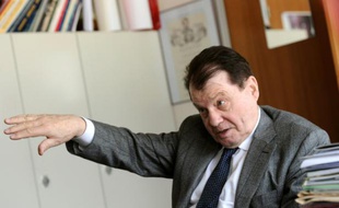 Le Prix Nobel de médecine Luc Montagnier dans son bureau à Paris, le 21 novembre 2010