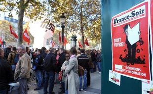 Les rotatives de France Soir devaient tourner mercredi soir pour la dernière édition d'un journal mythique, passé en trente ans de leader des quotidiens français à première victime d'une ère numérique incertaine.