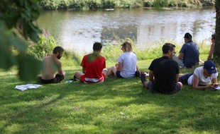 Des promeneurs du dimanche dans un parc à Rennes,le 29 juin 2019. Crédit:Maxime Le Pihif/SIPA.