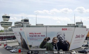 Le maire de Berlin Klaus Wowereit a annoncé jeudi que le nouvel aéroport international de la capitale allemande n'ouvrirait que le 17 mars 2013, avec neuf mois de retard sur le calendrier initial.