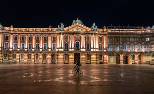 La place du Capitole sous couvre-feu, à Toulouse. Illustration.