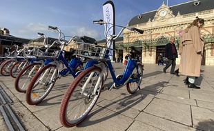 Pour éviter d'encombrer les trottoirs, les "E-velobleu" seront empruntables dans les zones de stationnement destinées au vélo