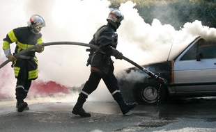 Les pompiers sont intervenus pour l'incendie de deux véhicules à Charleroi en Belgique (illustration)