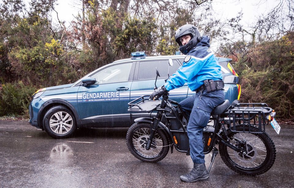 Les gendarmes du Finistère ont reçu deux cyclomoteurs électriques tout terrain au look rétro vraiment sympa. 