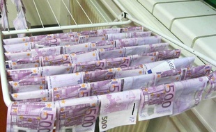 Des billets de 500 euros sèchent sur un tancarville dans un commissariat de Vienne, le 7 décembre 2015